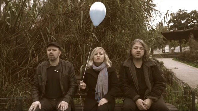 Душевное исполнение «Крутится, вертится шар голубой» на идиш и иврите