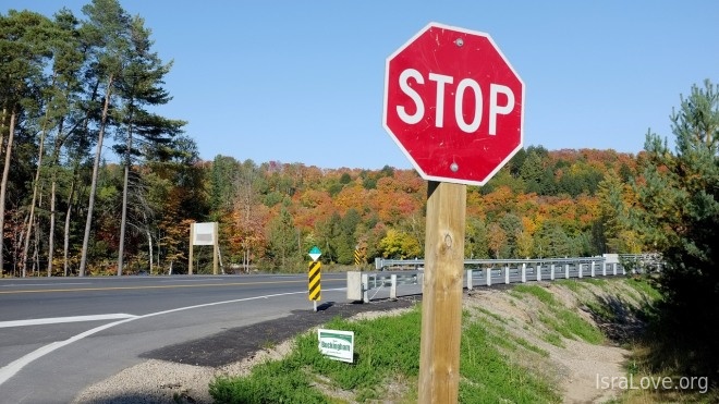 Почему в Израиле нет такого знака STOP?