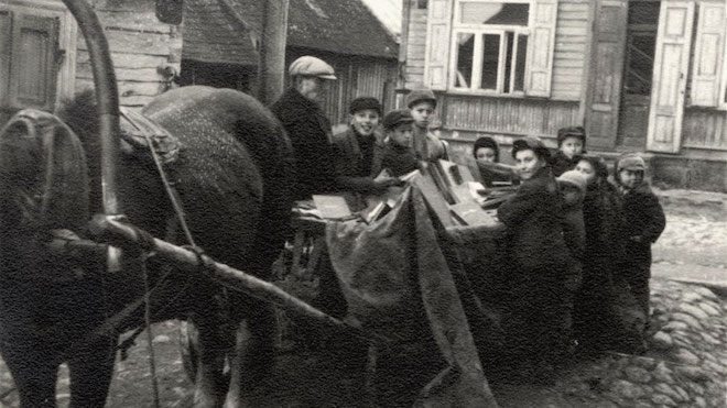 Как подростки в гетто спасали еврейские книги