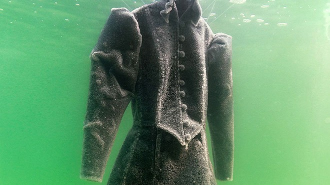 Девушка опустила платье в Мертвое море и достала через 2 года